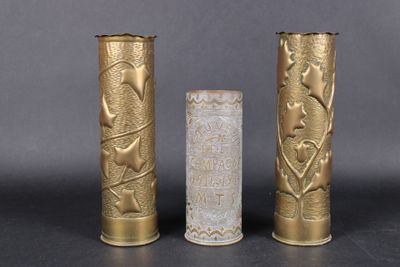 trois vases en or posés les uns à côté des autres sur une table
