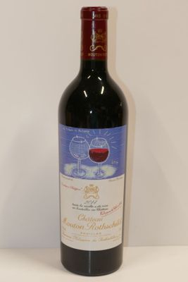 une bouteille de vin posée sur une table
