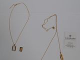 deux colliers en or et un collier orné d'une plume sur fond blanc