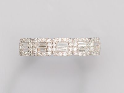 une bague en or blanc et diamants