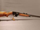 un fusil posé sur une table