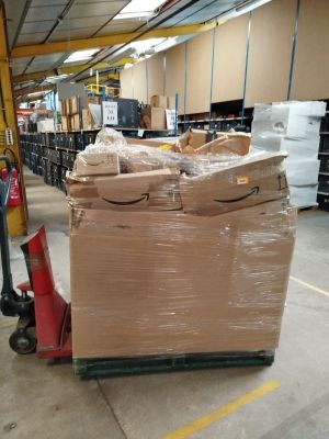 une grande pile de boîtes sur une palette dans un entrepôt