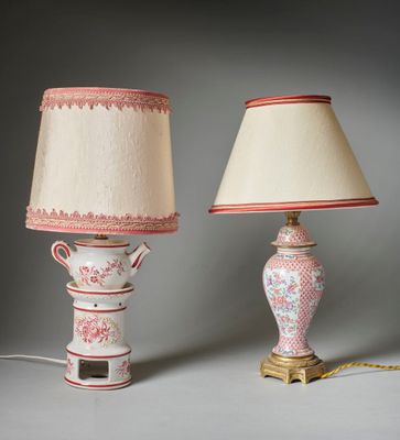 une paire de lampes de table roses et blanches avec des abat-jours assortis