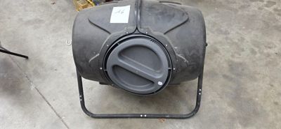 une photo d'un ventilateur posé dans un garage