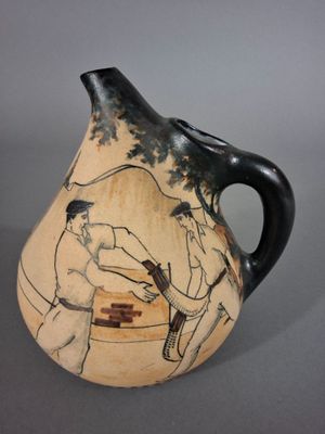 un vase avec l'image d'un homme et d'une femme dessus