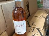 une bouteille de vin posée sur un carton