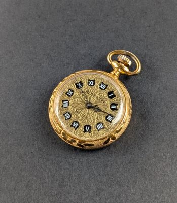 une image d'une montre de poche en or avec des chiffres romains sur le cadran