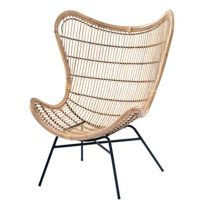 La chaise est en rotin et possède une structure en métal noir.