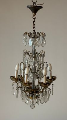 un lustre suspendu au plafond d'une pièce