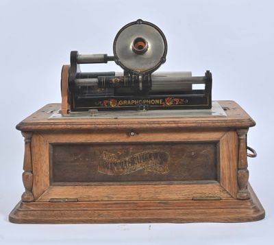 une caisse en bois sur laquelle est posée une machine