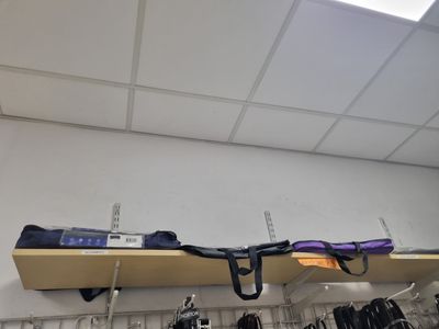 une étagère sur laquelle sont accrochés une paire de skis et un sac