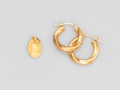 une paire de boucles d'oreilles créoles en or et une pièce de monnaie