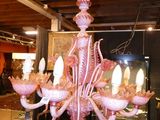 un lustre rose suspendu au plafond d'une pièce