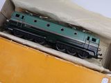 un train vert et noir dans une boîte posée sur une table