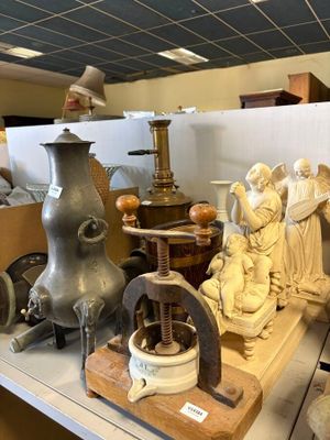 De nombreux types de statues sont exposés dans cette salle.