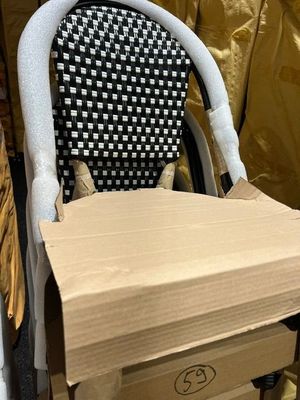 une boîte en carton posée sur une chaise