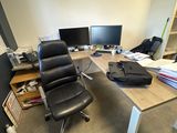 un bureau avec une chaise et un ordinateur dessus