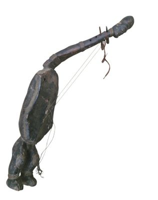 une sculpture représentant un homme tenant un bâton à la main