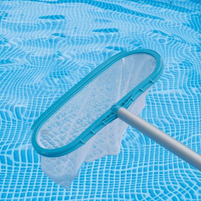 un gros plan sur un filet dans une piscine