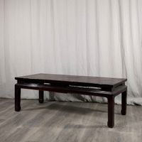 Table basse en bois laqué et doré à décor de courtisanes dan…