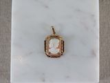 une image représentant un pendentif en or orné d'un camée représentant une femme