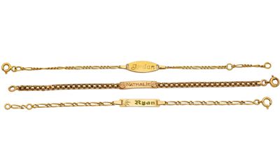 un lot de trois bracelets à chaîne en or portant des prénoms