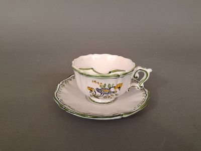 une tasse et une soucoupe posées sur une table avec une soucoupe