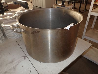 une grande casserole en métal posée sur une table