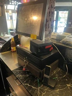 un micro-ondes posé sur un plan de travail, à côté d'un four à micro-ondes