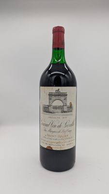 une bouteille de vin rouge posée sur une table blanche