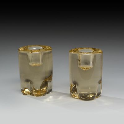 deux verres à shot posés l'un à côté de l'autre sur une table