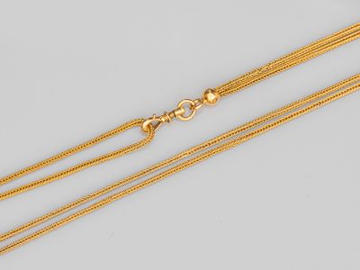 un collier plaqué or, composé d'une longue chaîne et d'un fermoir