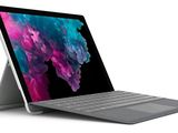 un ordinateur portable sur lequel est posé un clavier