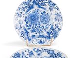 deux assiettes bleues et blanches ornées de fleurs sur un fond blanc
