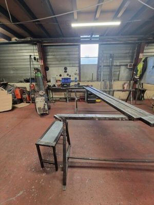 une table et un banc au milieu d'une pièce