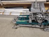 une machine posée sur un chariot dans une pièce
