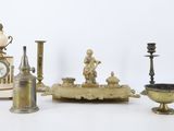 quatre types différents d'objets anciens posés sur un fond blanc