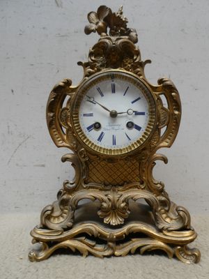 une horloge en or posée sur une table