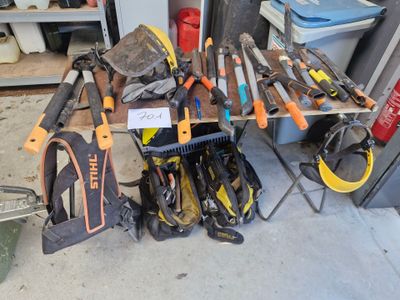 un grand nombre d'outils posés sur une table