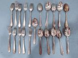 beaucoup de cuillères et de fourchettes en argent sur la table