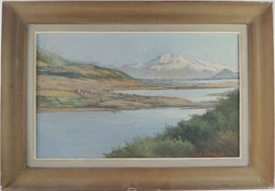 tableau représentant un lac avec des montagnes en arrière-plan et un bateau sur l'eau