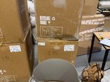 une pile de cartons et une chaise au milieu d'une pièce