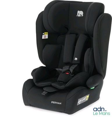 le siège auto pour bébé est noir et il y a un éléphant dessus
