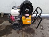 une image représentant un petit moteur auquel est raccordé un tuyau