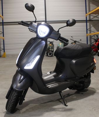 un scooter garé dans un garage