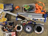 un grand nombre d'outils qui se trouvent sur le sol