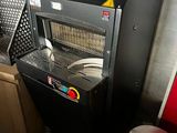 une machine posée à côté d'une poubelle