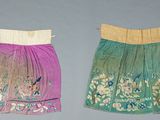 deux morceaux de tissu ornés de motifs floraux sur un fond gris