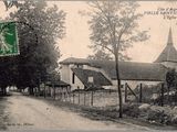 une vieille carte postale sur laquelle on voit une église au bord de la route