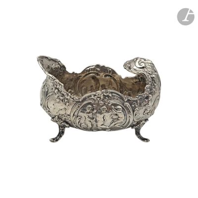 un bol ancien en métal argenté, orné d'un motif décoratif